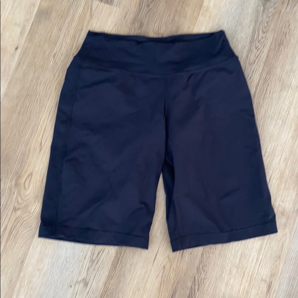 Athleta black bermuda bike short with back pocket